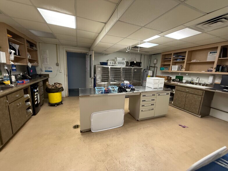 More Photos Of 3309 Bragg Blvd, Fayetteville Veterinarian Kennel For Lease