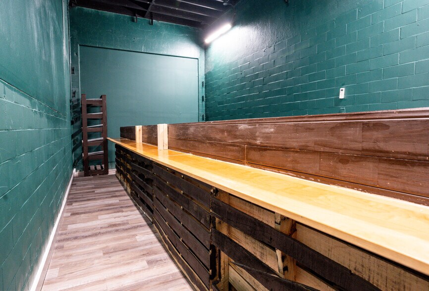 More Photos Of 1802 E Commerce St, San Antonio Auto Repair For Lease