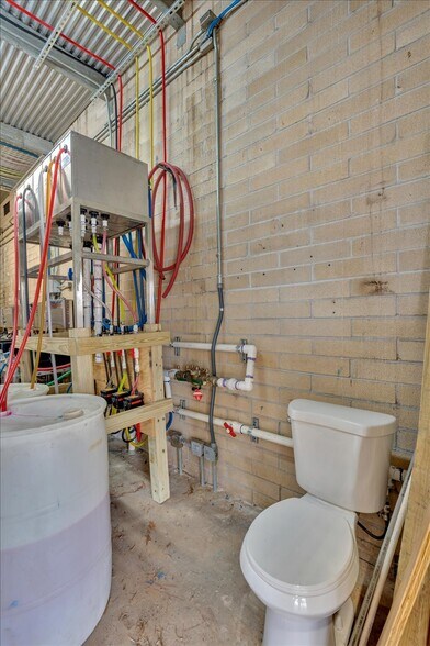 More Photos Of 102 S Fair St, Calhoun Carwash For Sale