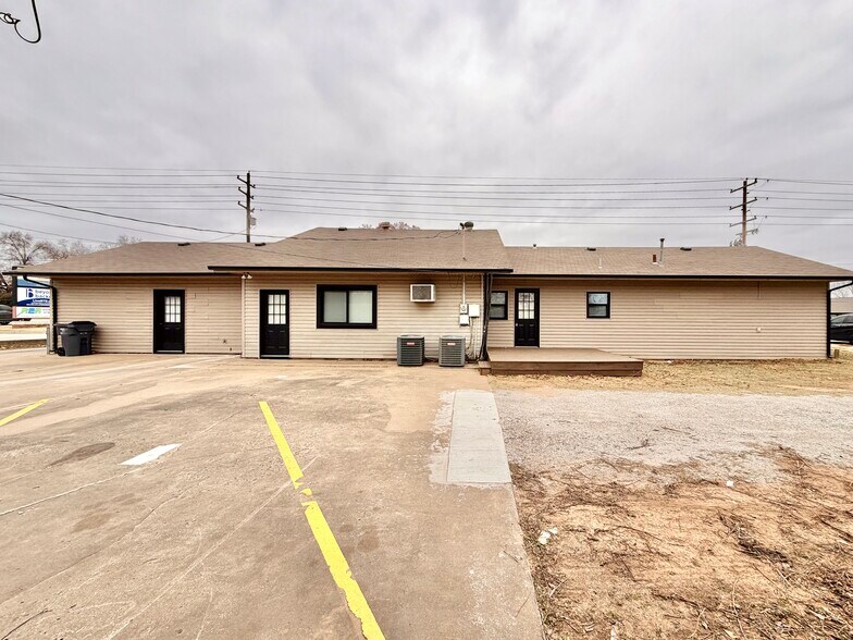 More Photos Of 1030 W Main St, Jenks Office For Sale