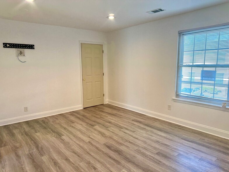More Photos Of 4651 Roswell Rd NE, Atlanta Office Residential For Lease