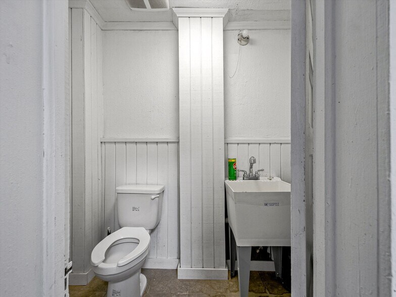 More Photos Of 13 Central Ave, Weaverville Freestanding For Lease