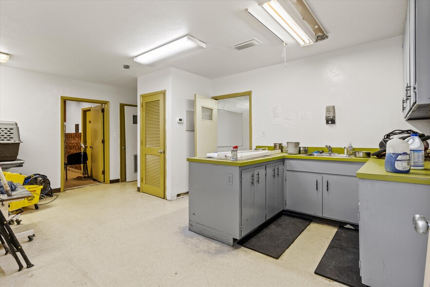 More Photos Of 1355 E Lafayette St, Tallahassee Veterinarian Kennel For Sale