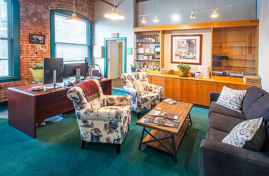 More Photos Of 320 Riverside Dr, Florence Office For Sale