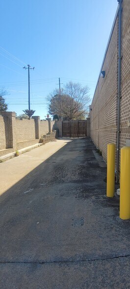 More Photos Of 3342 W Hospital Ave, Atlanta Light Manufacturing For Sale