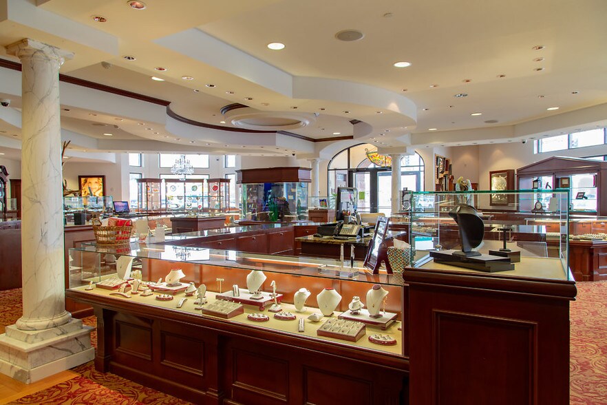 More Photos Of 700 E Main St, Anoka Freestanding For Lease