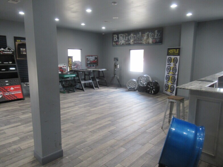 More Photos Of 26455 Hanna Rd, Conroe Warehouse For Lease