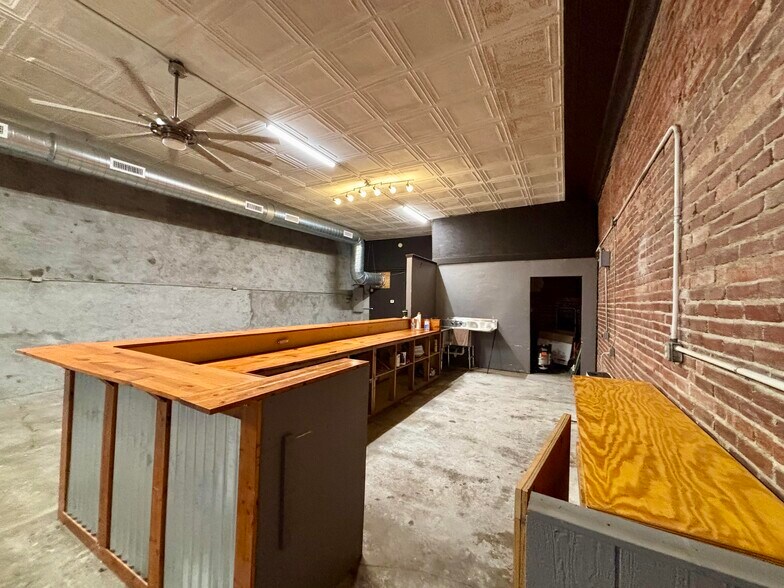 More Photos Of 132 W Broadway St, Lexington Freestanding For Sale