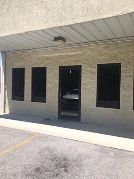 More Photos Of 1225 Coronet Dr, Dalton Office For Lease