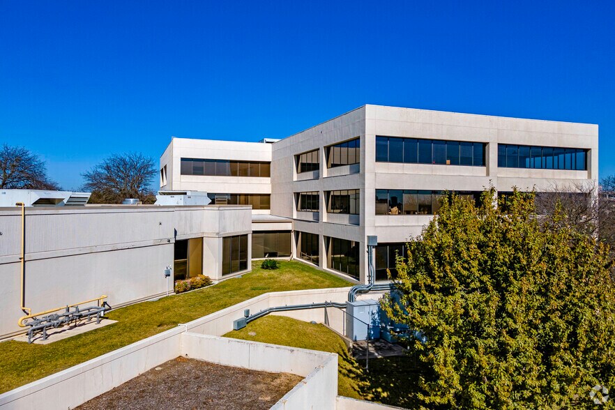 More Photos Of 10000 W IH-10, San Antonio Office For Lease