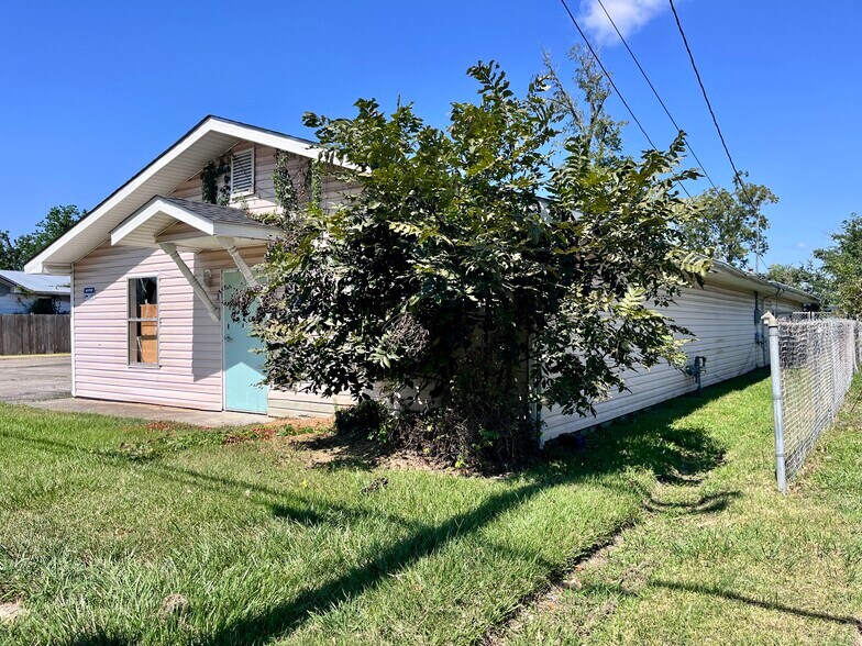 More Photos Of 2129 Mill St, Lake Charles Light Distribution For Sale