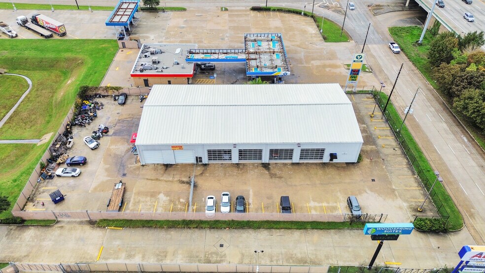 More Photos Of 14902 N Fwy Service Rd, Houston Freestanding For Lease