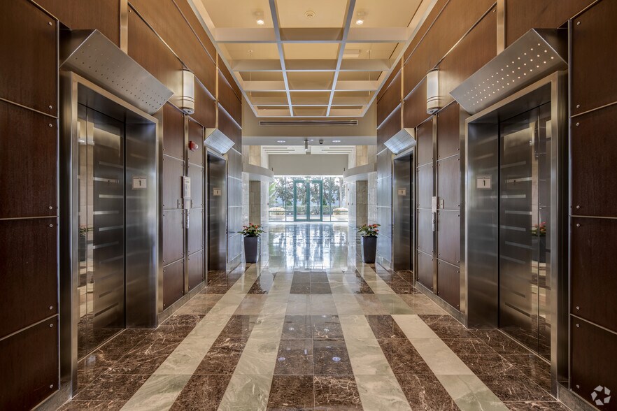 More Photos Of 4901 Vineland Rd, Orlando Office For Lease