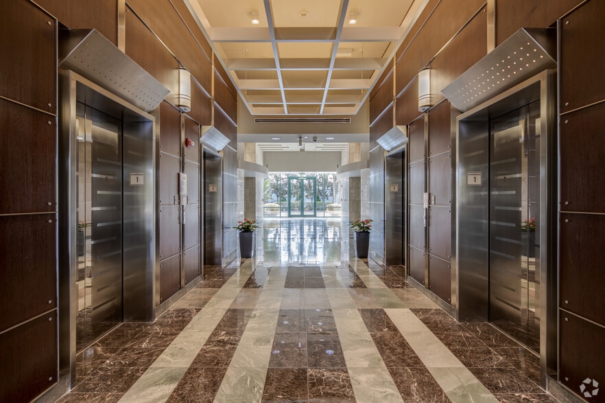 More Photos Of 4901 Vineland Rd, Orlando Office For Lease