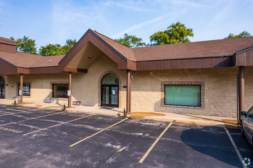 More Photos Of 7602 W Mequon Rd, Mequon Unknown For Lease