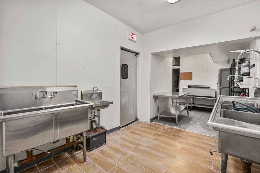 More Photos Of 1419 W Taylor St, Chicago Restaurant For Sale