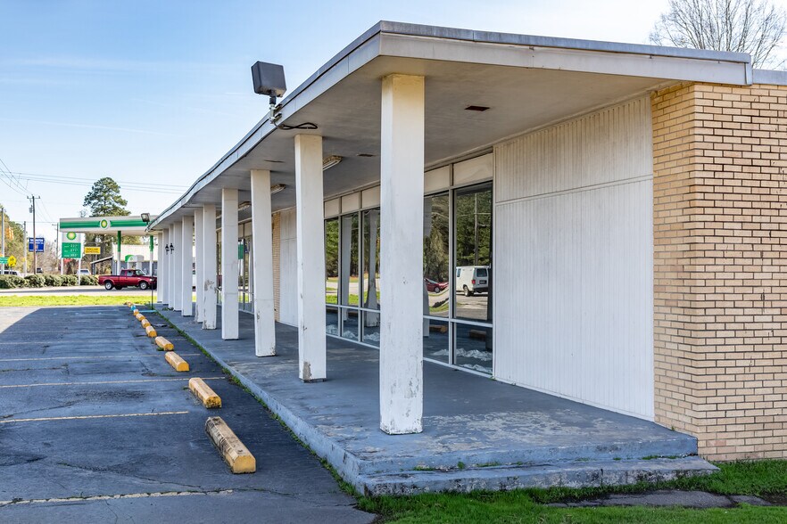 More Photos Of 603 N Main St, Darlington Storefront Retail Office For Sale