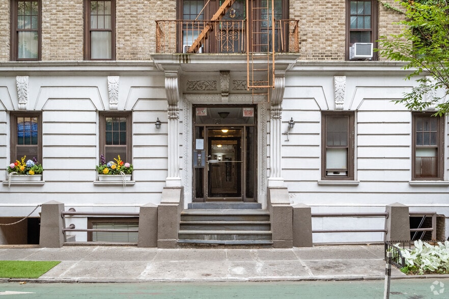 More Photos Of 128 W 13th St, New York Apartments For Lease