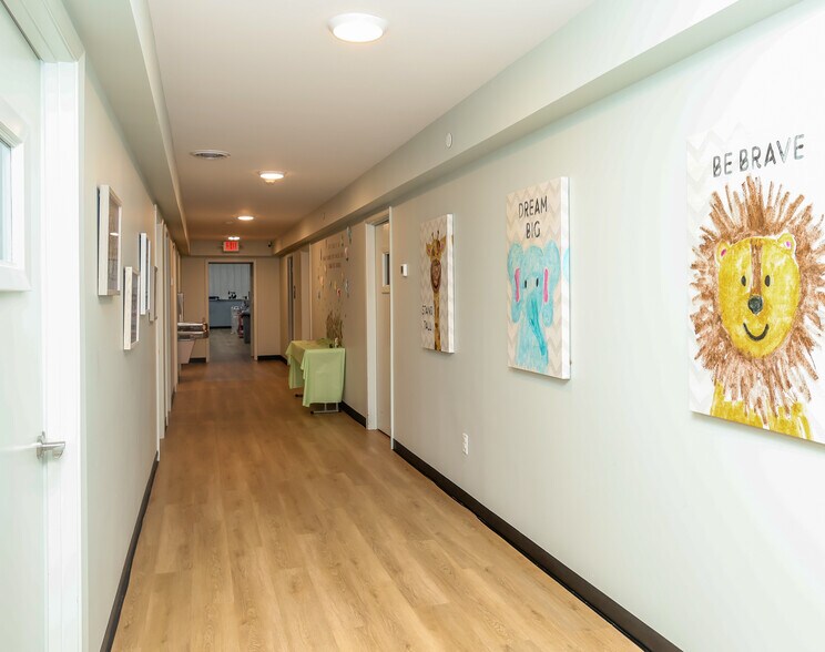 More Photos Of 2889 S Lamar Blvd, Oxford Flex For Sale