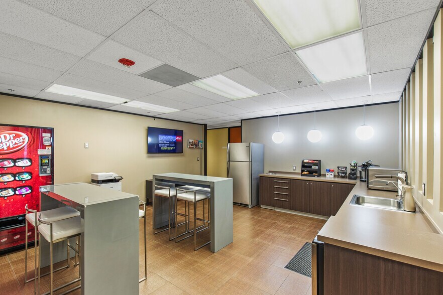 More Photos Of 11811 North Freeway, Houston Office For Lease