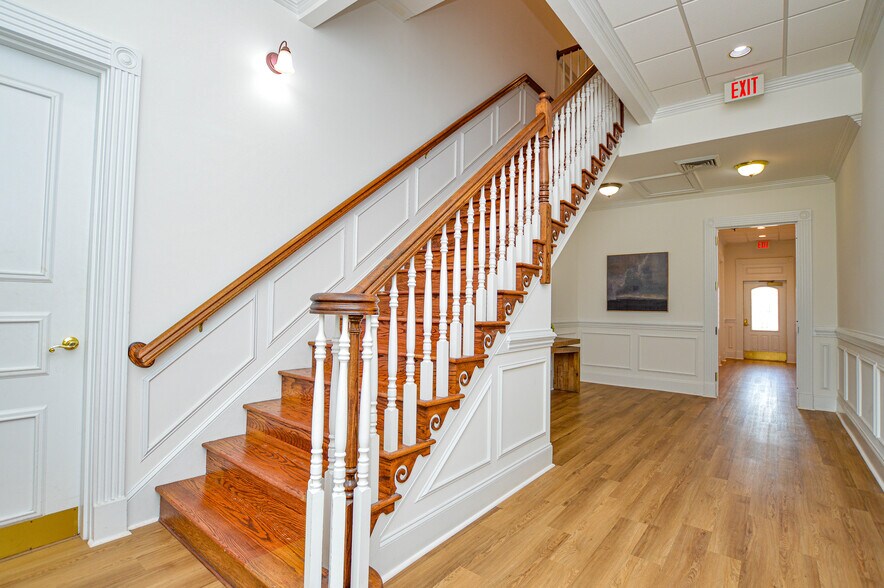 More Photos Of 21000 Torrence Chapel Rd, Cornelius Office Residential For Lease