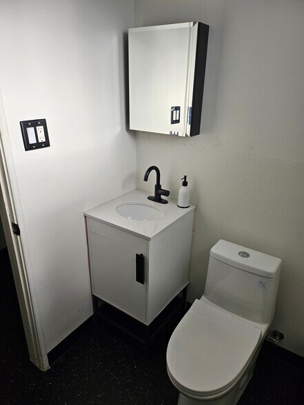 More Photos Of 15317 Paramount Blvd, Paramount Office For Lease