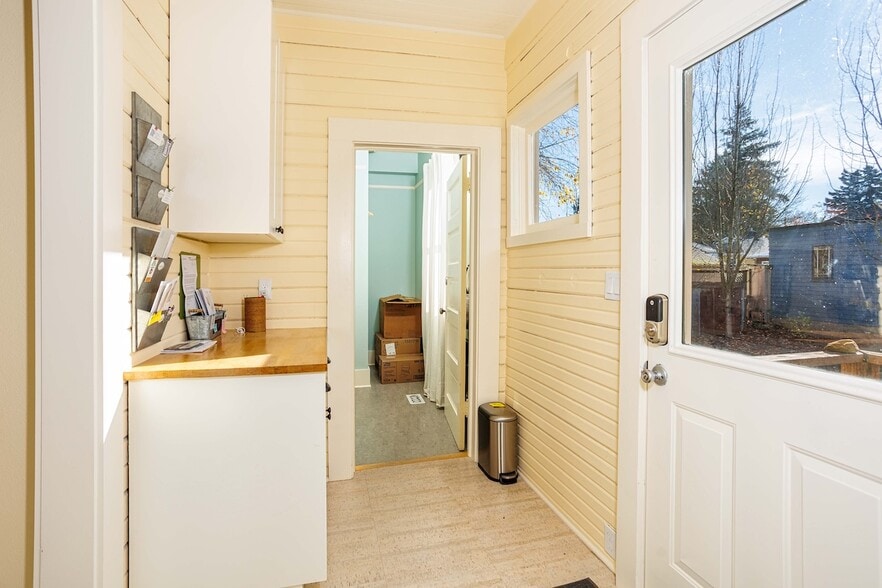 More Photos Of 510 NE Dekum St, Portland Office For Sale