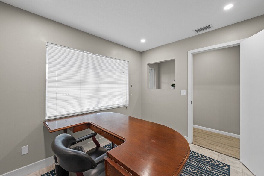 More Photos Of 1115-1117 30th Ave W, Bradenton Office For Sale