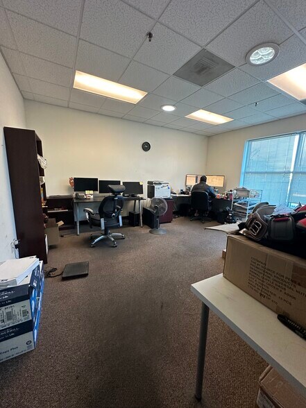 More Photos Of 7655 Kester Ave, Van Nuys Warehouse For Lease