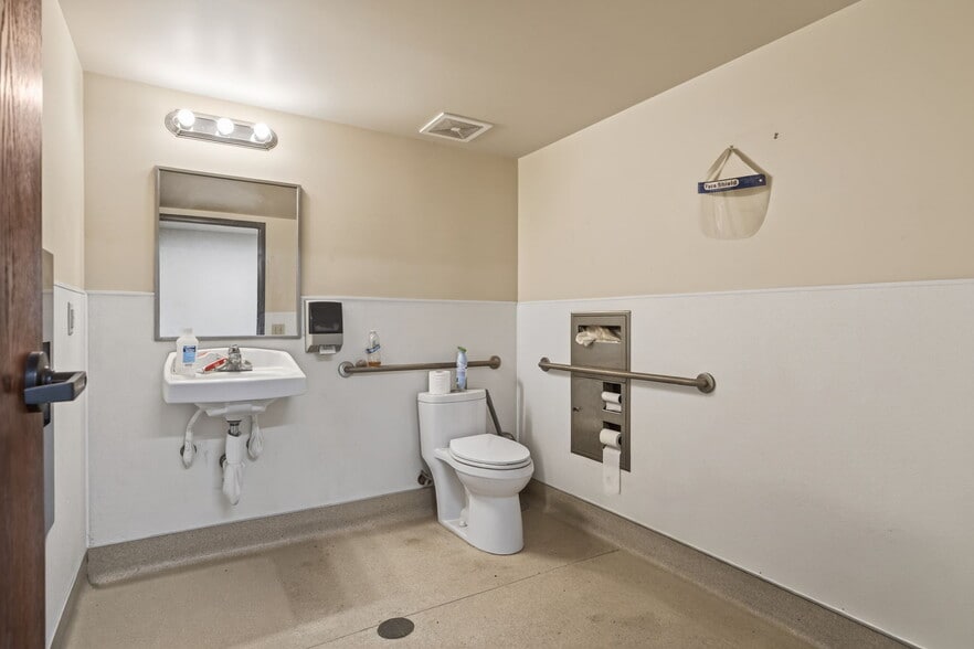 More Photos Of 948 E Main St, Santa Paula Bank For Sale