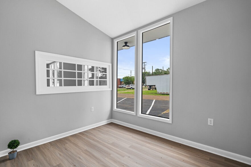 More Photos Of 106 Stevens St, Petal Freestanding For Lease