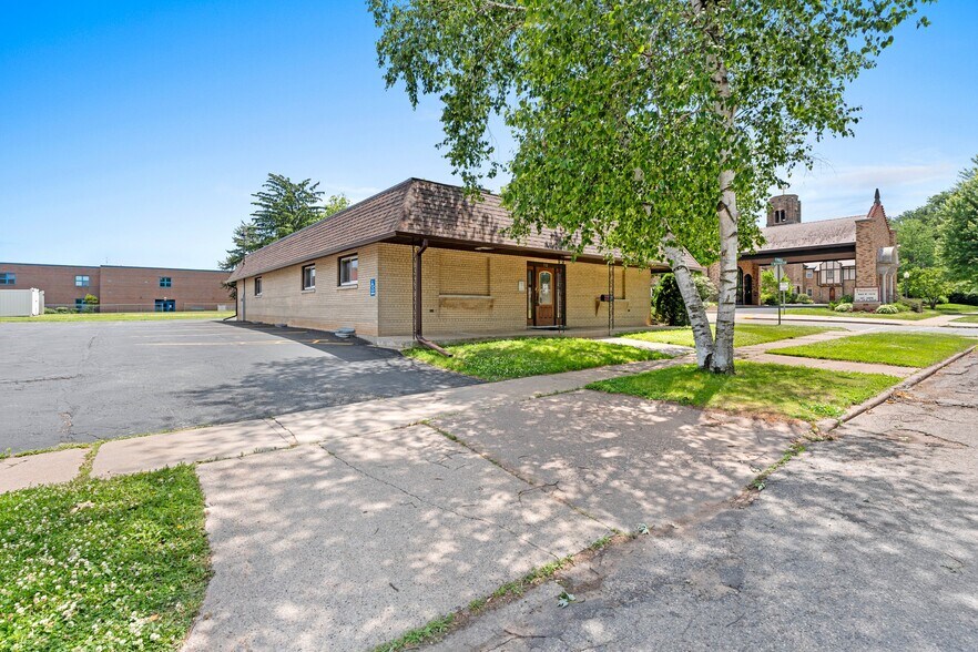 Primary Photo Of 712 S Pearl St, New London Office For Sale