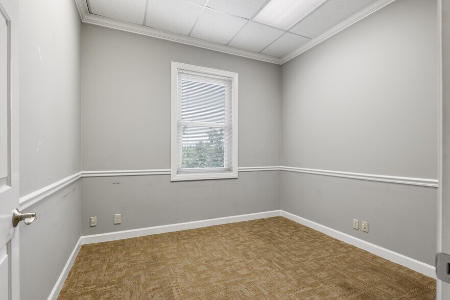 More Photos Of 133 Indian Lake Rd, Hendersonville Office For Lease