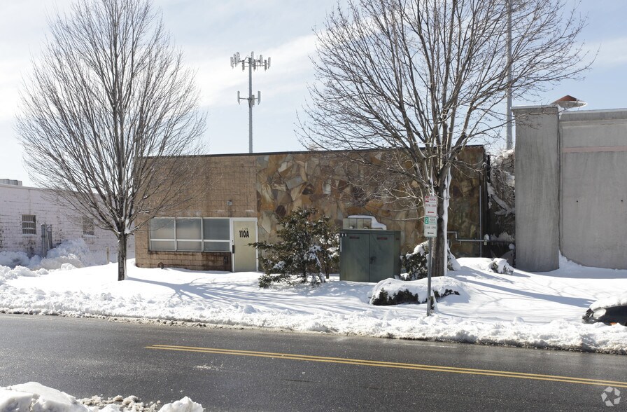 More Photos Of 110 Brook Ave, Deer Park Warehouse For Lease