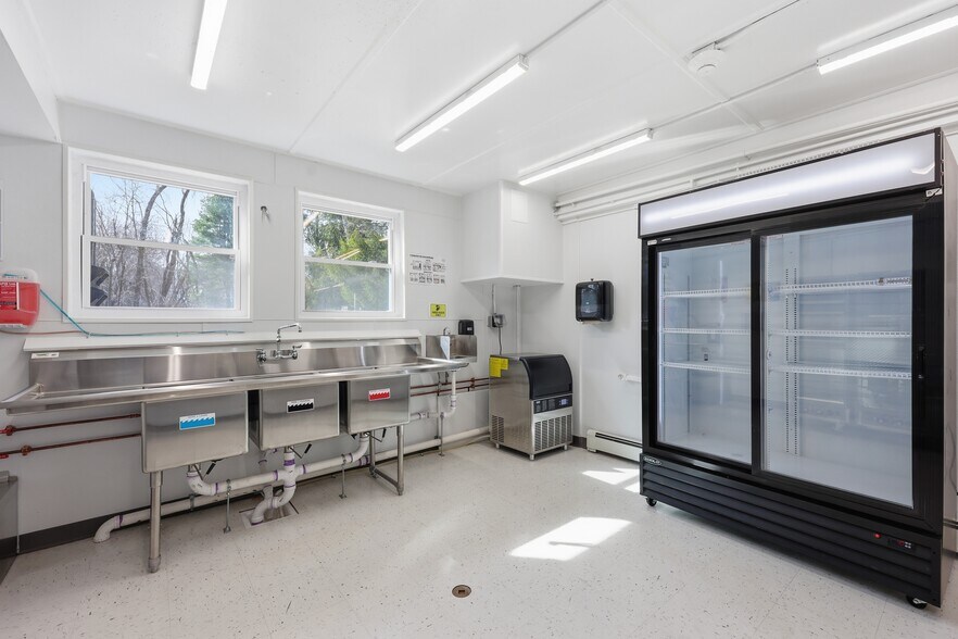 More Photos Of 43 Naubuc Ave, Glastonbury Flex For Sale