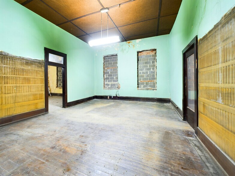 More Photos Of 309 S Ohio Ave, Sedalia Storefront Retail Office For Sale