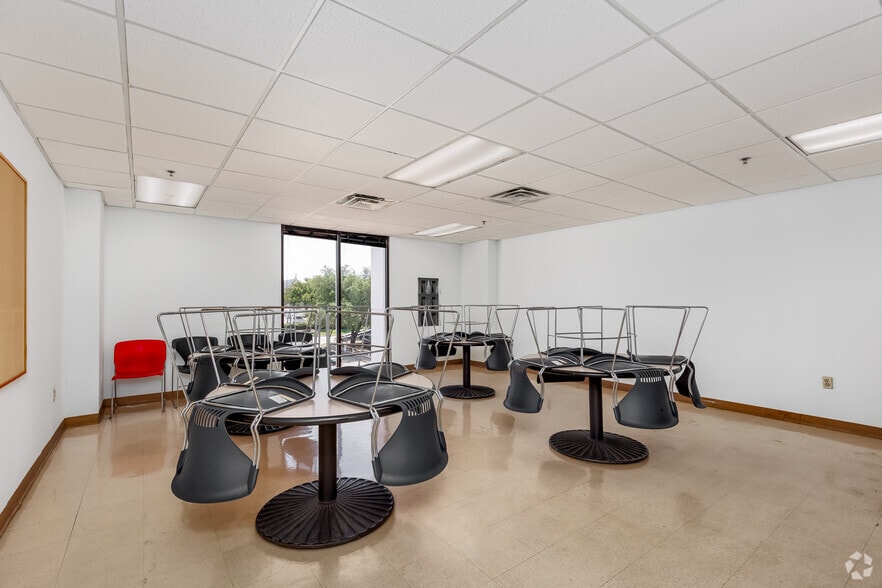 More Photos Of 4464 W Plano Pky, Plano Auto Repair For Lease