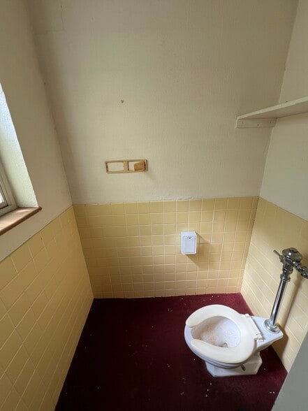 More Photos Of 204 N Alamo Blvd, Marshall Flex For Sale