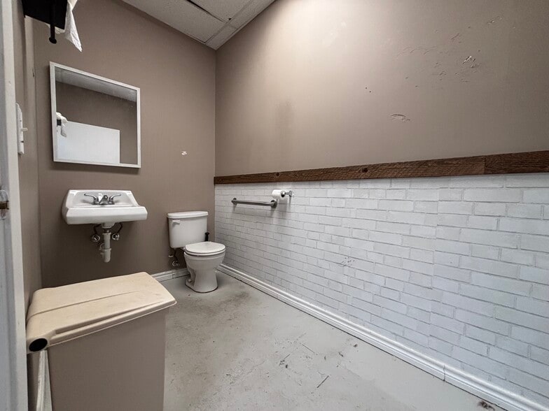 More Photos Of 50 Lack Ln, Clute General Retail For Lease