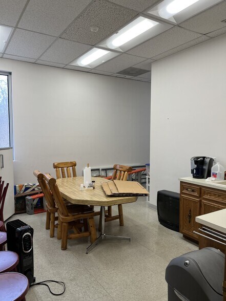 More Photos Of 15801 Oak Park Ave, Oak Forest Showroom For Lease