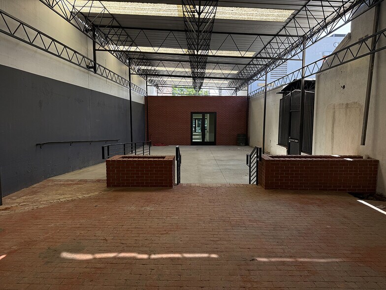 More Photos Of 535 S Lake Ave, Pasadena General Retail For Sale