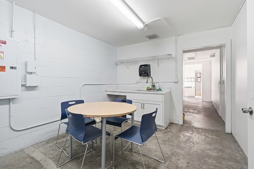 More Photos Of 7842 Lankershim Blvd, North Hollywood Showroom For Sale