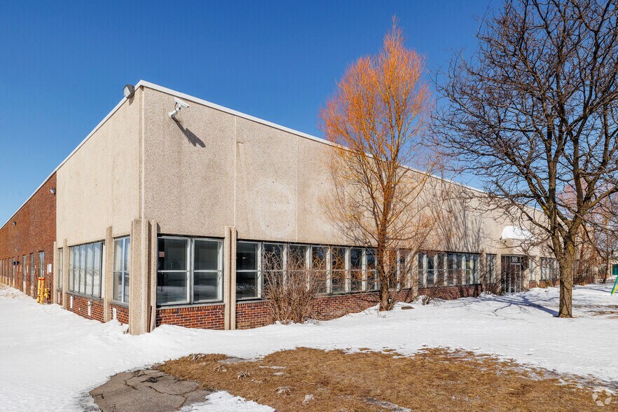More Photos Of 5655-5695 Rue Ferrier, Mont-Royal Warehouse For Sale