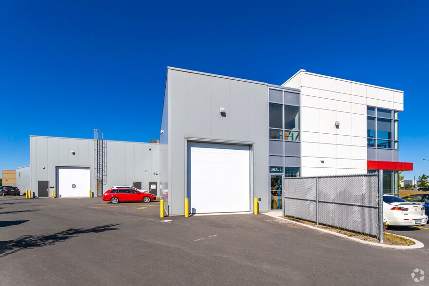 More Photos Of 8845 Boul Du Quartier, Brossard Warehouse For Lease