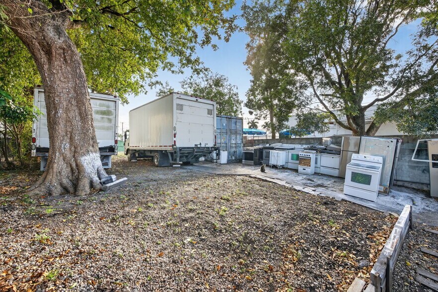 More Photos Of 3928 SW 12th Ct, Fort Lauderdale Manufacturing For Sale