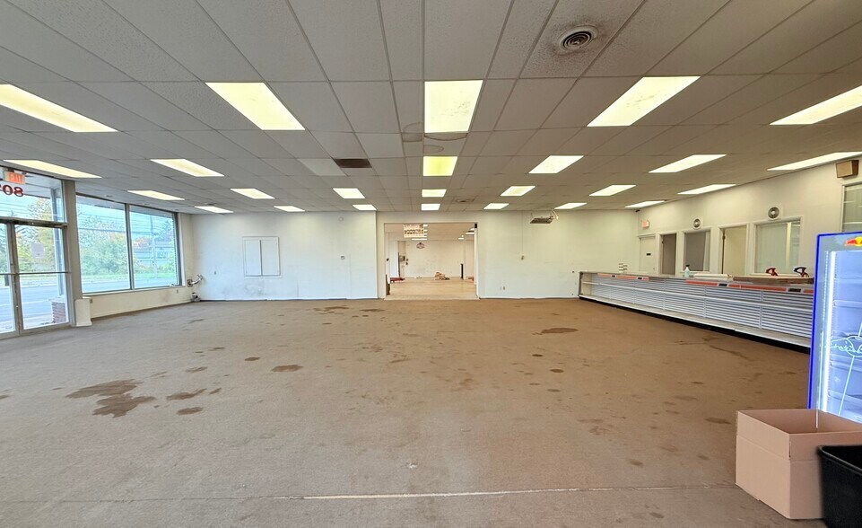 More Photos Of 807 S 4th St, Fulton General Retail For Sale
