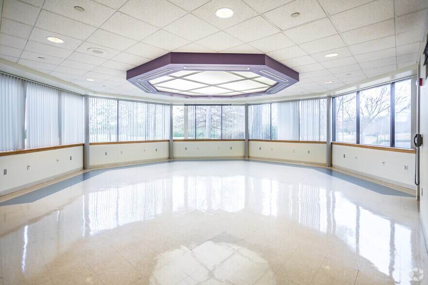 More Photos Of 7275 Goodlett Farms Pky, Cordova Light Distribution For Lease