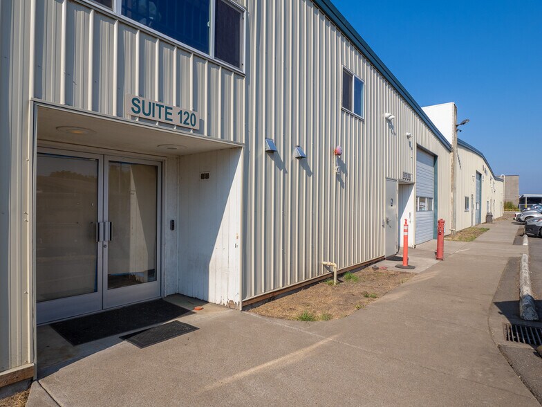 More Photos Of 630 SW Walnut St, Hillsboro Warehouse For Sale