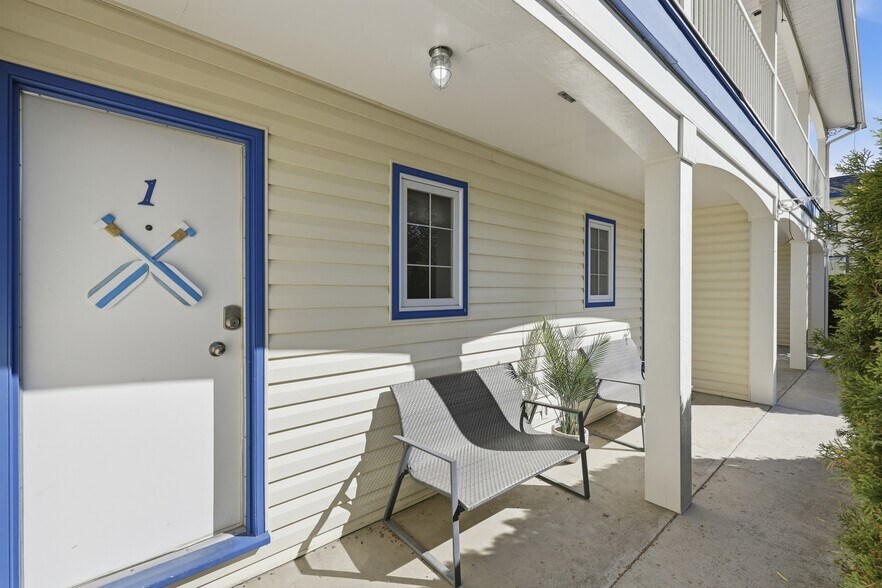 More Photos Of 7001 Savona Access Rd, Thompson-Nicola Hotel For Sale