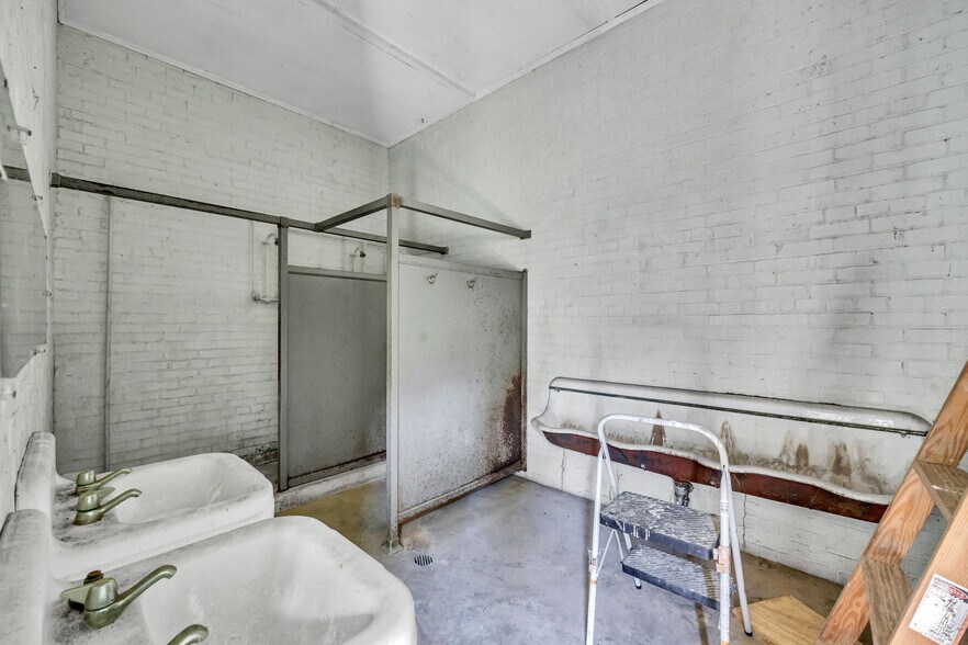 More Photos Of 217 E Aiken Rd, Eden Showroom For Lease